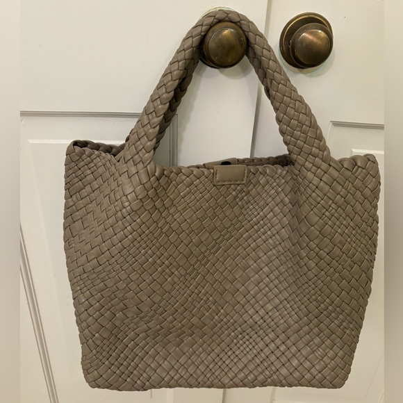 Falor Made in Italy Leather Woven Bag in Neutral Taupe Color. - Picture 6 of 17